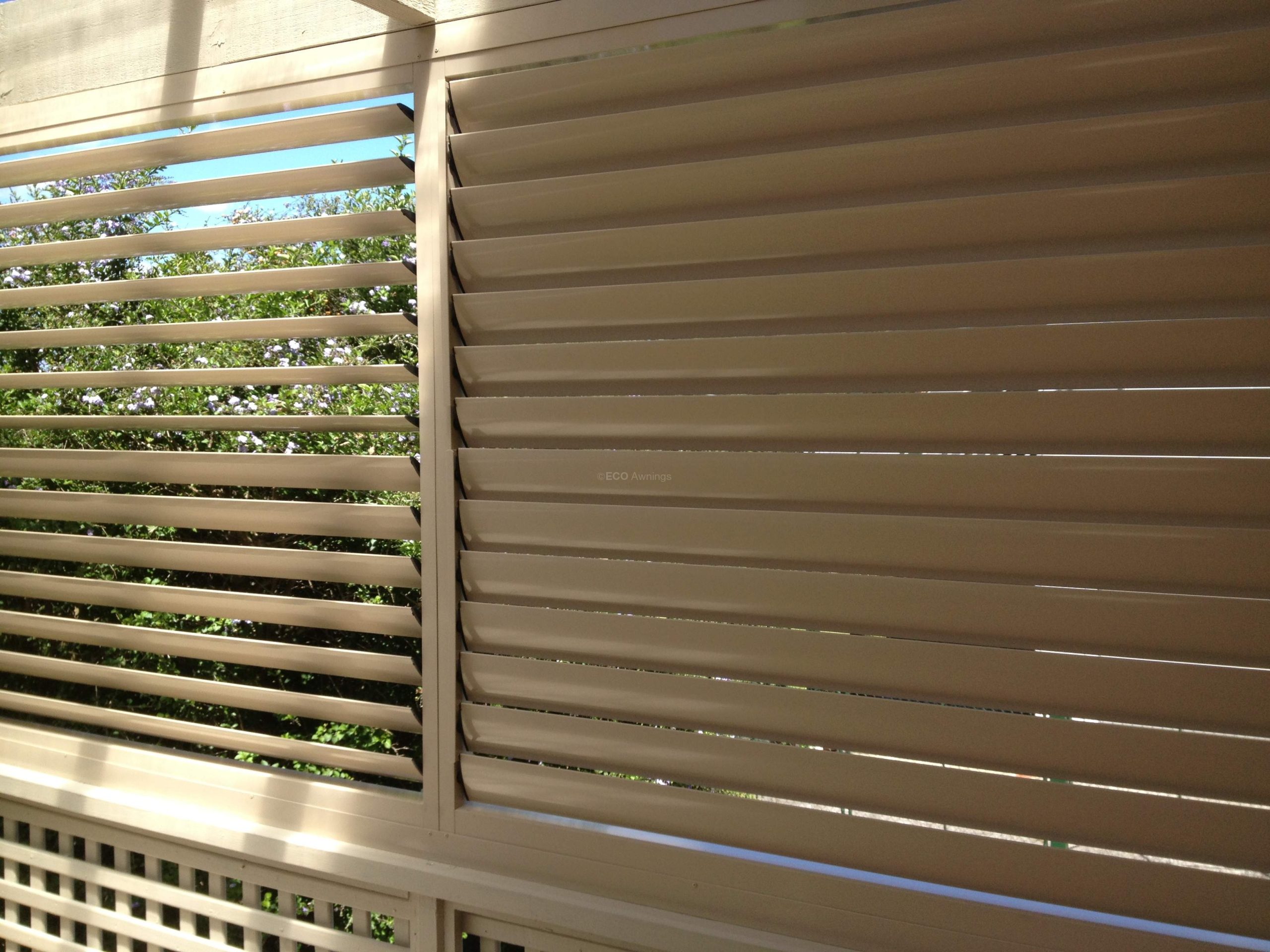 Horizontal adjustable levers on a timber veranda