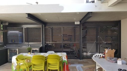 Privacy screen with sliding adjustable blades