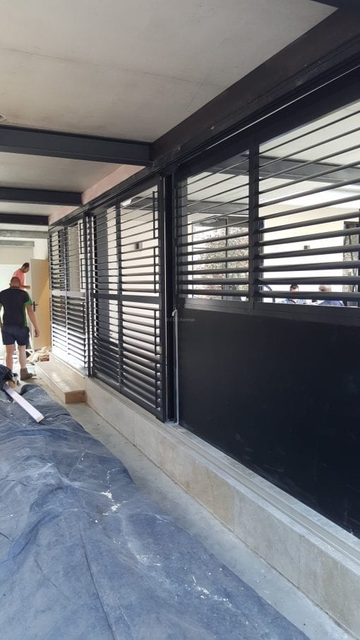 Privacy screen with sliding adjustable blades