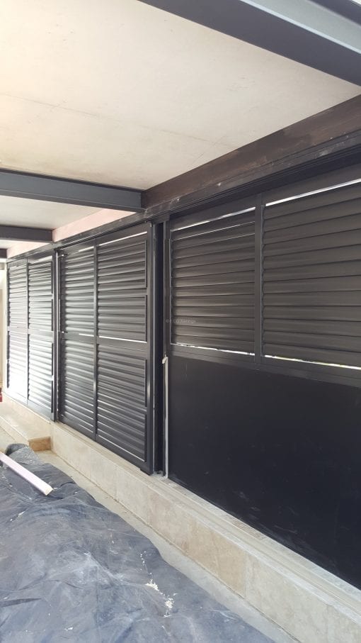 Privacy screen with sliding adjustable blades