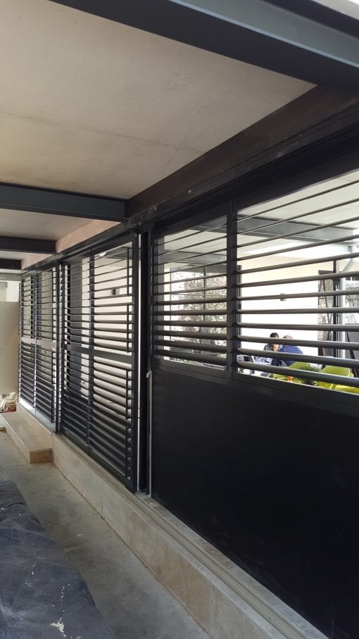 Privacy screen with sliding adjustable blades