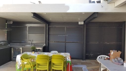 Privacy screen with sliding adjustable blades