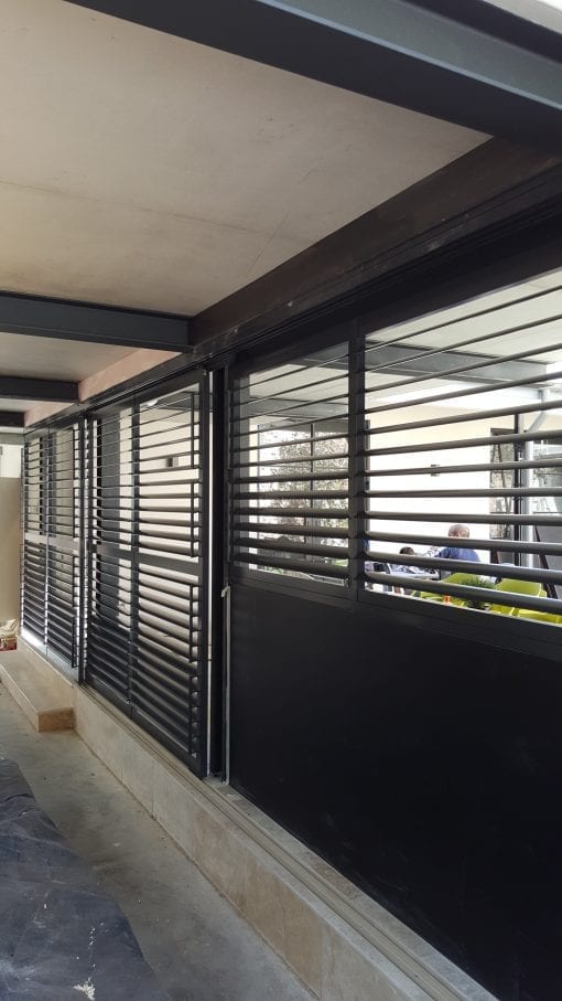 Privacy screen with sliding adjustable blades