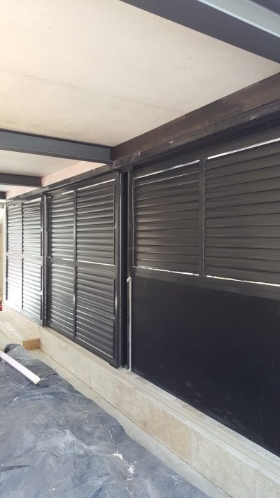Privacy screen with sliding adjustable blades
