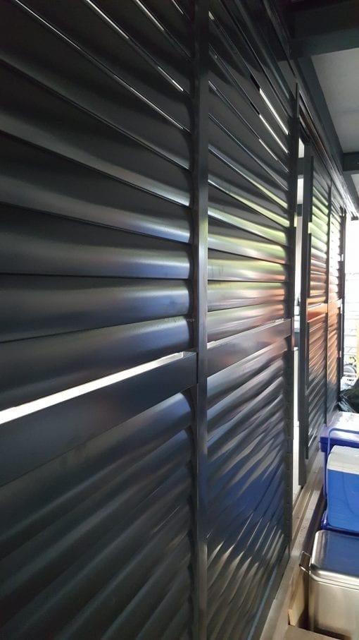 Privacy screen with sliding adjustable blades